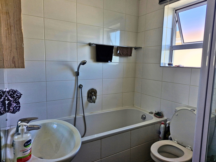 To Let 2 Bedroom Property for Rent in Okennedyville Western Cape